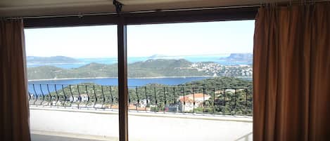 Family Apartment, Sea View | Living area