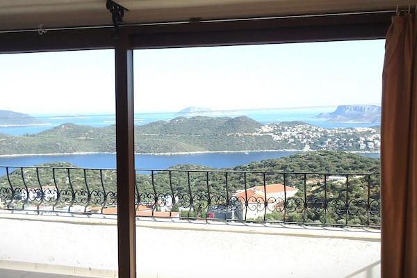 Family Apartment, Sea View | Living area