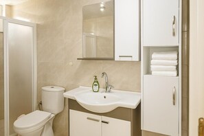 Family Apartment, Sea View | Bathroom | Shower, towels, soap, shampoo - HAYAT PANSİYON (Kas)