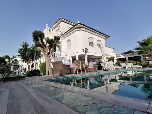Chalet | Exterior - Villa in Orihuela Costa for 6 Guests (Orihuela)