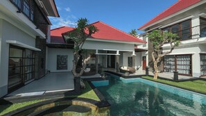 Outdoor pool, sun loungers - Blue Marlin 6-BR Villa Singaraja Bali (Kubutambahan)
