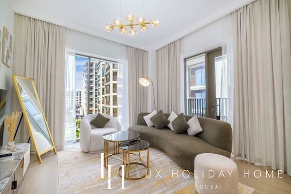 Apartment, Balcony, Pool View | Living area