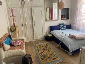 Iron/ironing board, Internet, bed sheets