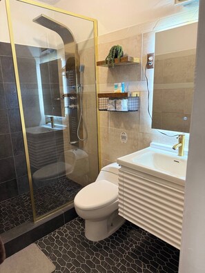 Een douche, handdoeken