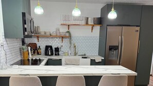 Cafetière/bouilloire, réfrigérateur, micro-ondes, plaque de cuisson