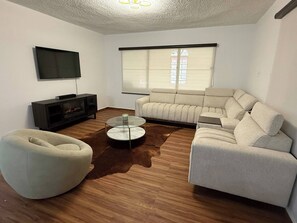 TV, fireplace - Villa Catalina Beach House (Punta Santiago)