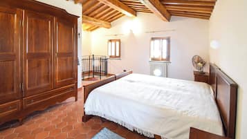 2 bedrooms, internet, bed sheets, wheelchair access