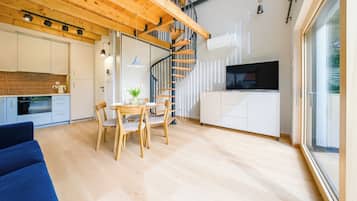House (B) | Living area | Flat-screen TV