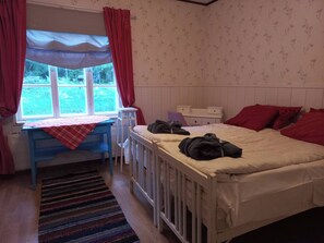 2 bedrooms, iron/ironing board, Internet