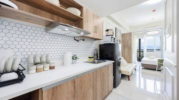 Refrigerador, microondas, utensilios de cocina