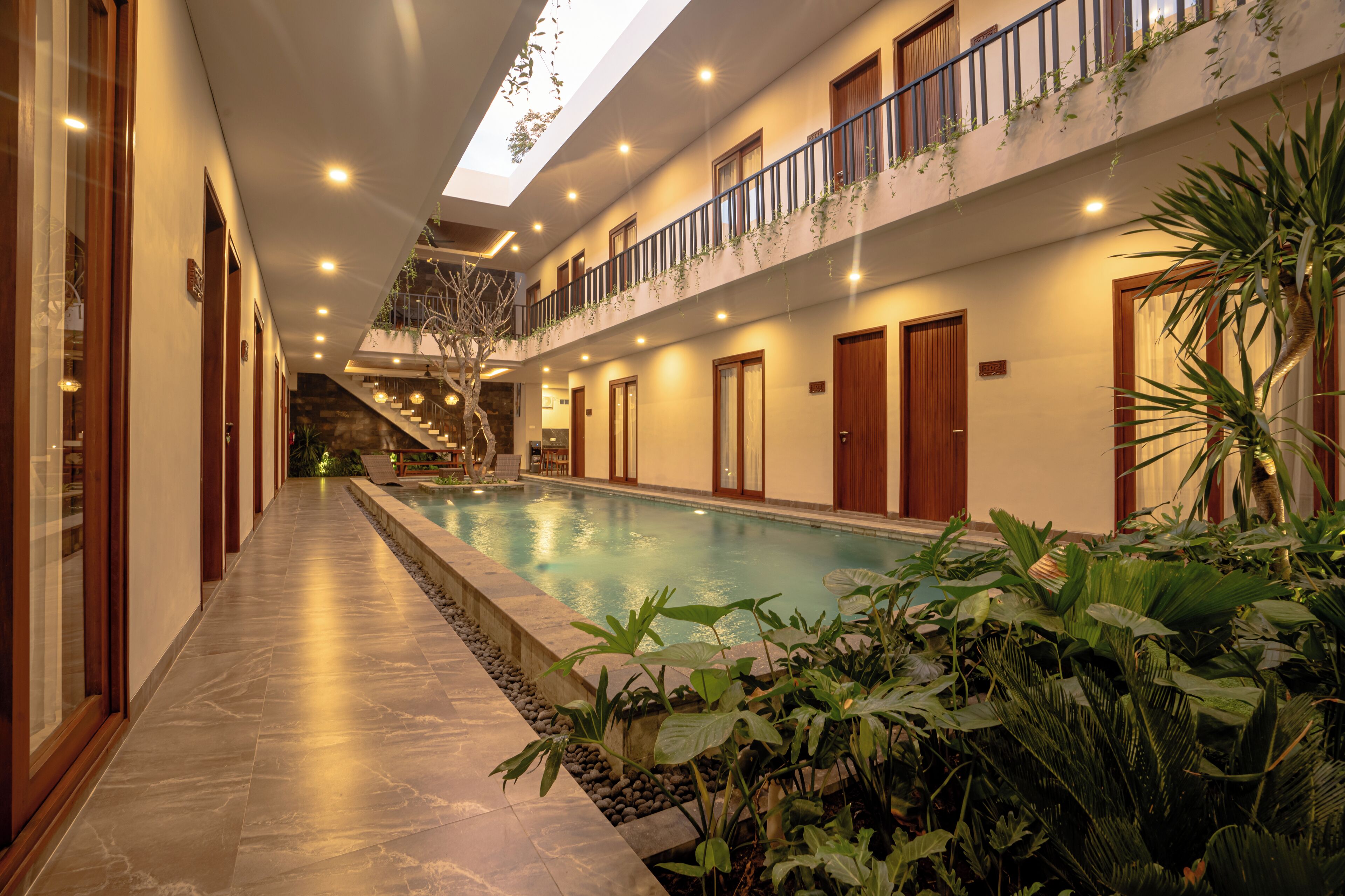 Hồ bơi ngoài trời, ghế dài tắm nắng 