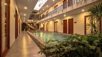 Hồ bơi ngoài trời, ghế dài tắm nắng