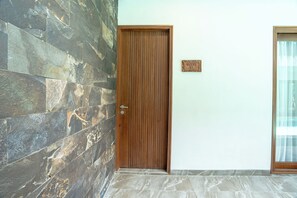 Suite, Poolblick | Zimmersafe, Schreibtisch, laptopgeeigneter Arbeitsplatz