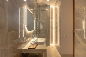Deluxe Double Room, Pool View | Bathroom | Shower, free toiletries, hair dryer, towels - Miles Coliving (Kerobokan)