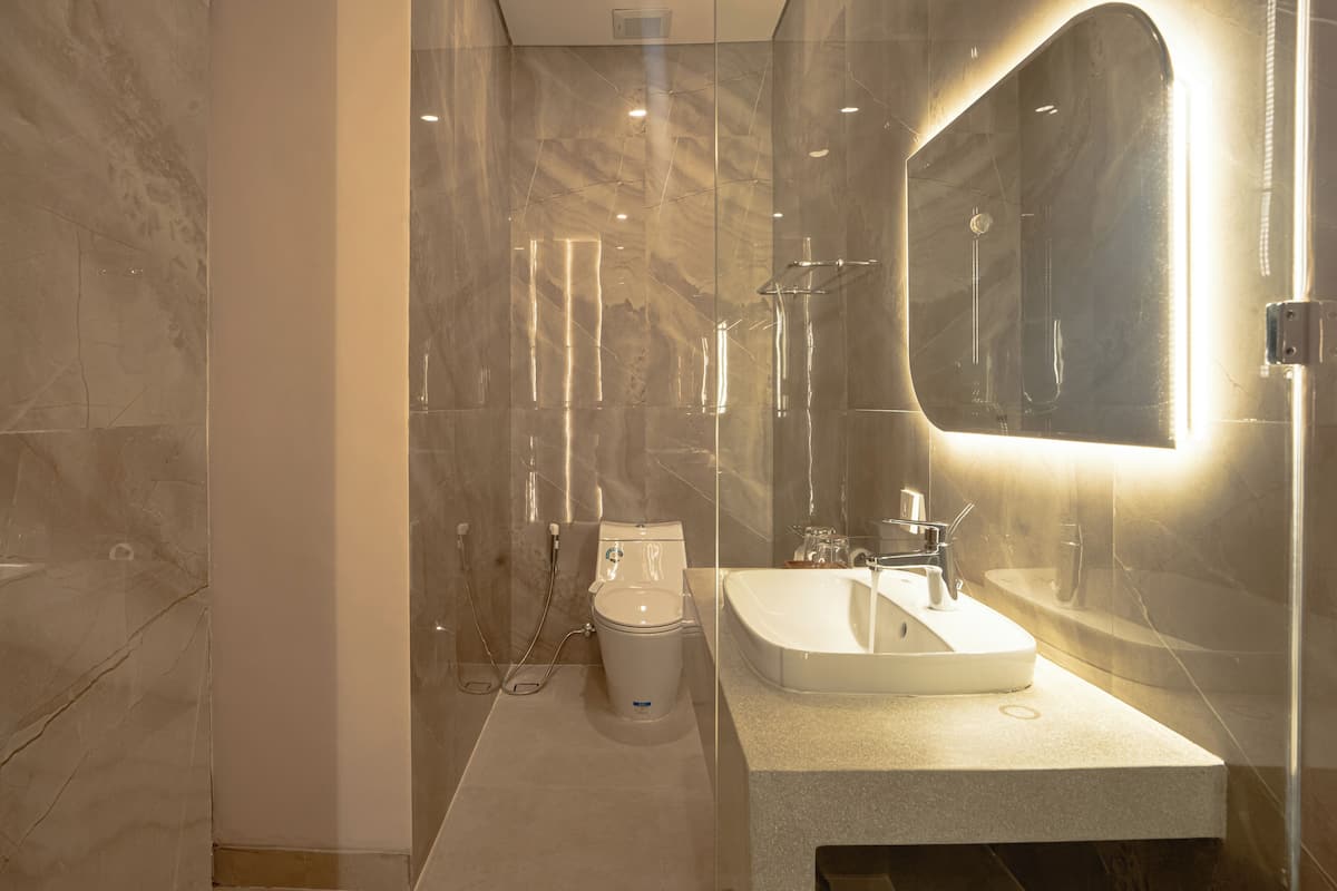 Deluxe-Doppelzimmer, Poolblick | Badezimmer | Dusche, kostenlose Toilettenartikel, Haartrockner, Handtücher