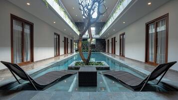 Utendørsbasseng og solsenger