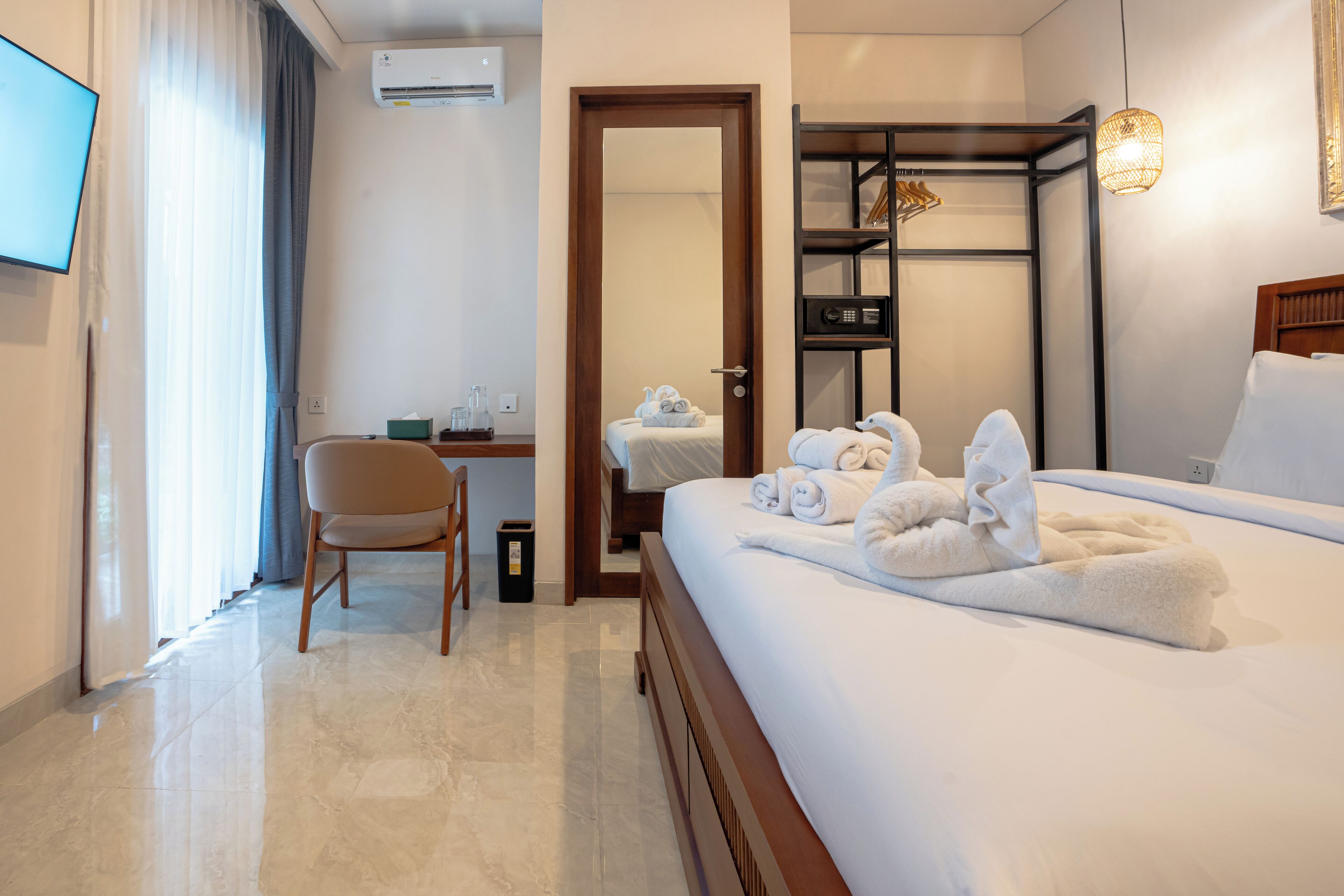 Phòng đôi Deluxe, quang cảnh hồ bơi | Két bảo mật tại phòng, bàn, khu vực làm việc phù hợp cho laptop 