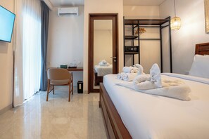 Deluxe tweepersoonskamer, uitzicht op zwembad | Een kluis op de kamer, een bureau, een laptopwerkplek, gratis wifi