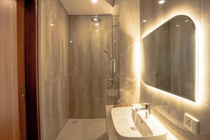 Suite, Pool View | Bathroom | Shower, free toiletries, hair dryer, towels - Miles Coliving (Kerobokan)