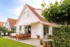 Terrace/patio - Nice holiday home on the water in Grou (Grou)