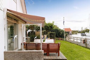 Terrace/patio - Nice holiday home on the water in Grou (Grou)