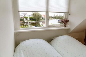 4 bedrooms, free WiFi - Nice holiday home on the water in Grou (Grou)