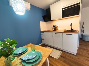 Réfrigérateur, micro-ondes, plaque de cuisson, lave-vaisselle