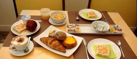 Tägliches einheimisches Frühstück (7 EUR pro Person)