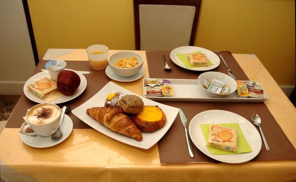 Daily local cuisine breakfast (EUR 7 per person) - BB Melody House (Florence)