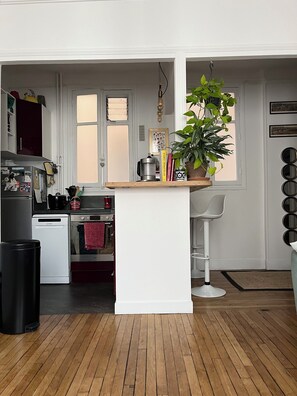 Mikrovågsugn, ugn, spishäll och diskmaskin