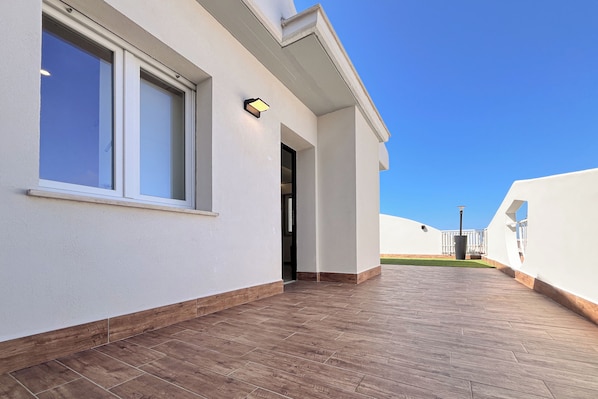 Penthouse, vista al mar | Terraza o patio