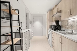 Kühlschrank, Mikrowelle, Ofen, Herdplatte