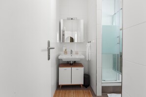 Dusche, Haartrockner, Handtücher, Seife