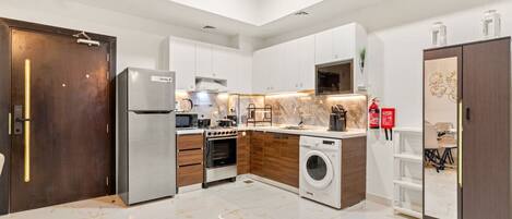 Kühlschrank, Mikrowelle, Ofen, Herdplatte