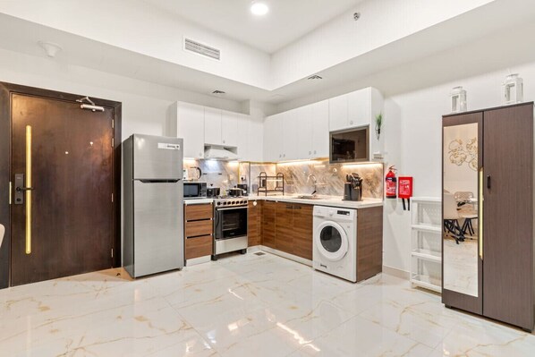 Geladeira, micro-ondas, fogão, cooktop