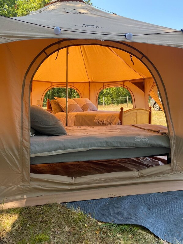 1 bedroom, bed sheets