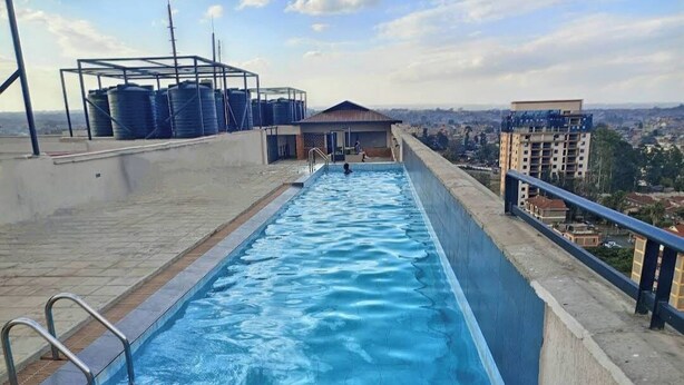 Une piscine sur le toit offrant une vue sur le paysage urbain.