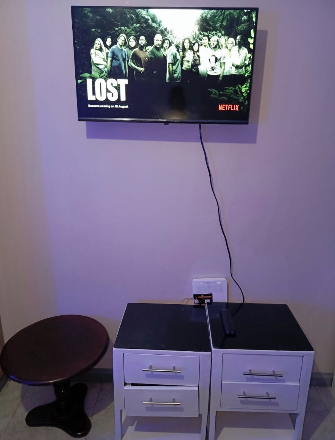 Un televisore fissato a una parete mostra la serie Netflix LOST.
