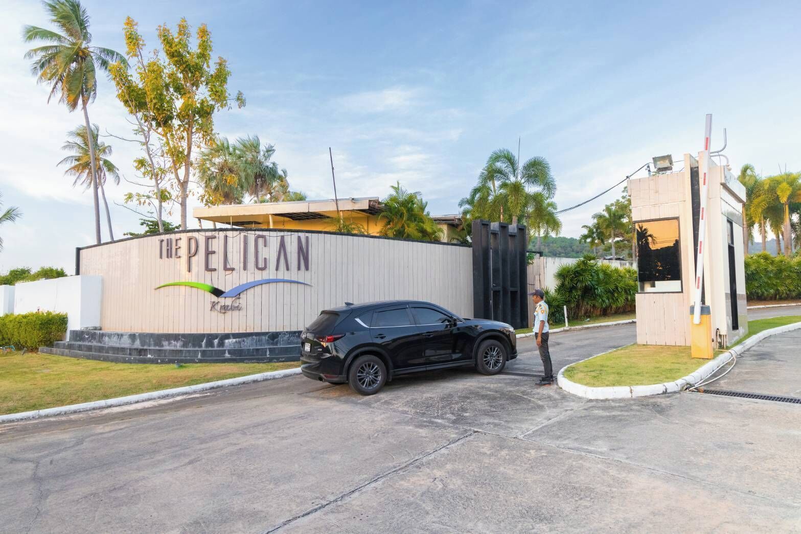 Un VUS noir était garé devant un immeuble sur lequel on pouvait lire l’inscription « THE PELICAN ».