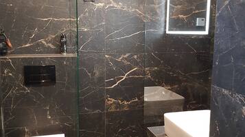 Deluxe-Studiosuite, Balkon | Badezimmer | Dusche, Haartrockner, Fußbodenheizung (Badezimmer), Handtücher