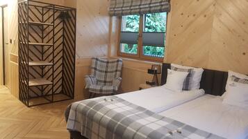 Premium bedding, iron/ironing board, free WiFi