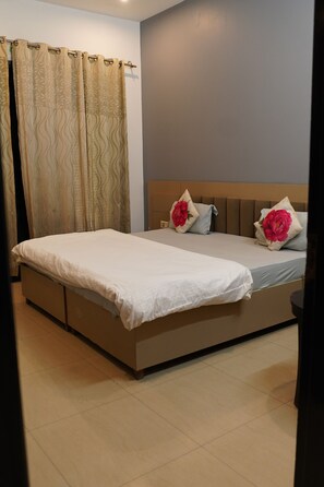 5 bedrooms, iron/ironing board, WiFi, bed sheets - Private 5bedrum party floor in central Gurgaon (Gurugram)