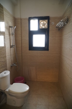 Secadora de cabello, toallas, jabón, papel de baño