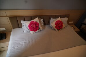 5 bedrooms, iron/ironing board, WiFi, bed sheets - Private 5bedrum party floor in central Gurgaon (Gurugram)