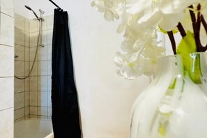 Shower, hair dryer, towels, soap - Cozy 1BR Apartment for 3P | 15 Min to Augarten (Vienna)