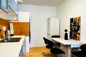 Fridge, oven, stovetop, coffee/tea maker