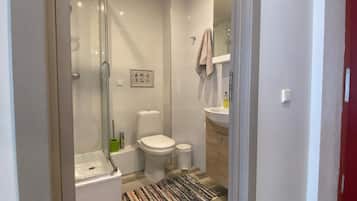 Kostenlose Toilettenartikel, Haartrockner, Hausschuhe, Handtücher