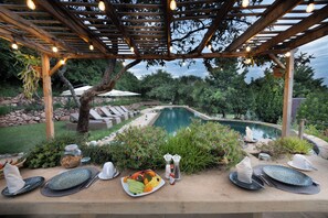 Villa de lujo, vista a la colina | Restaurante al aire libre