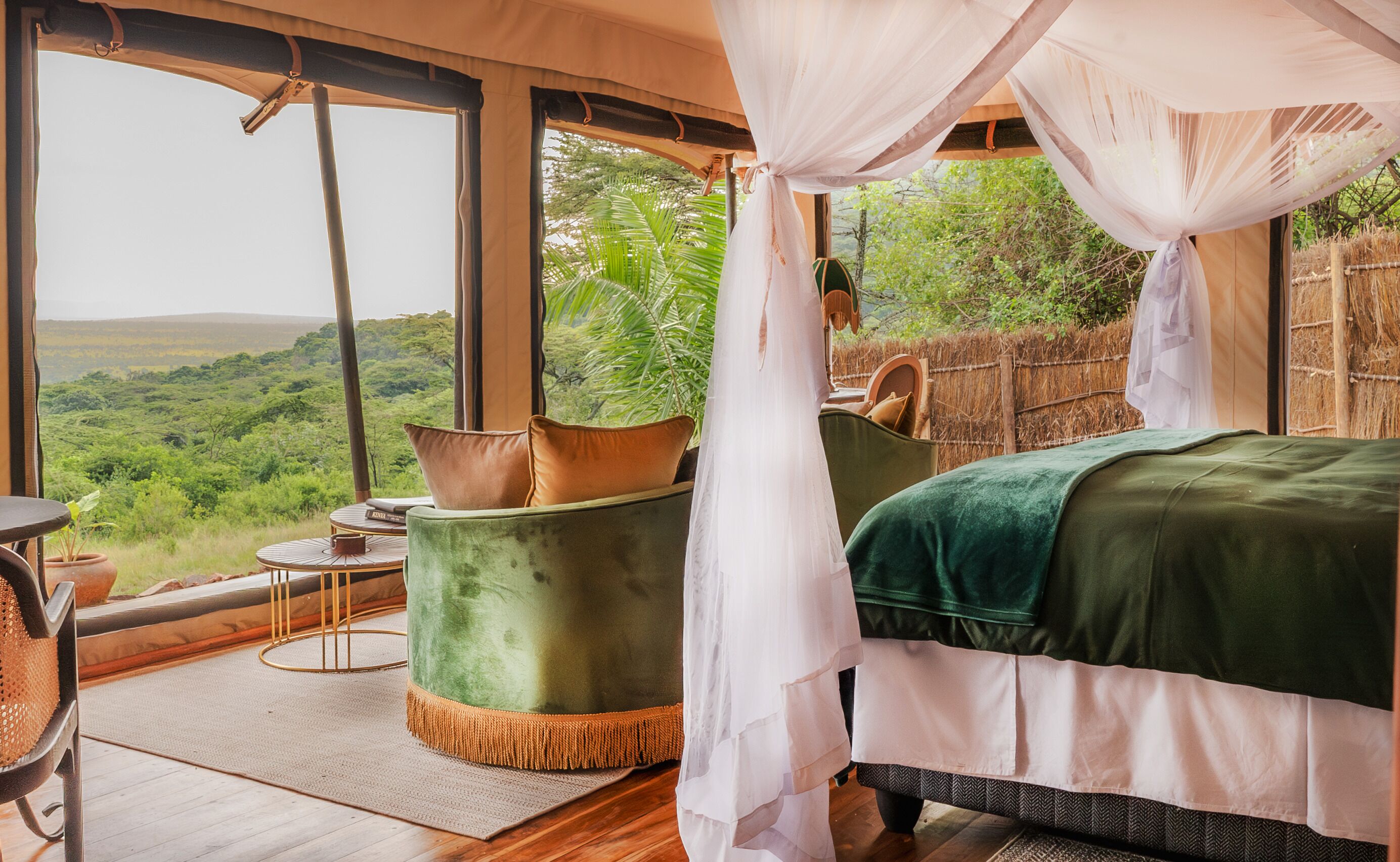 Luxe tent, uitzicht op heuvels | Een kluis op de kamer, een bureau, gratis wifi