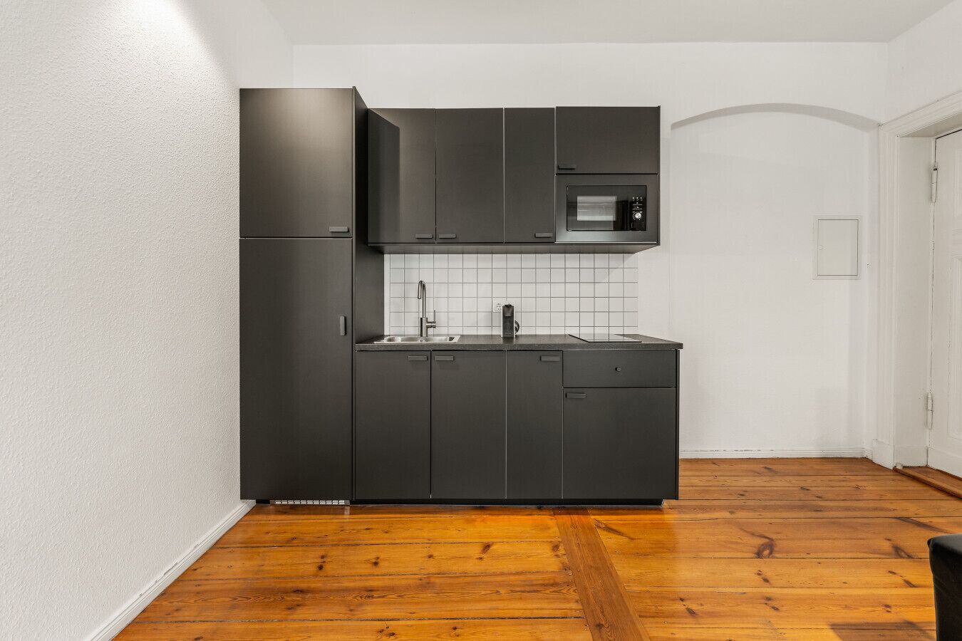 Kühlschrank, Mikrowelle, Herdplatte, Wasserkocher mit Kaffee-/Teezubehör